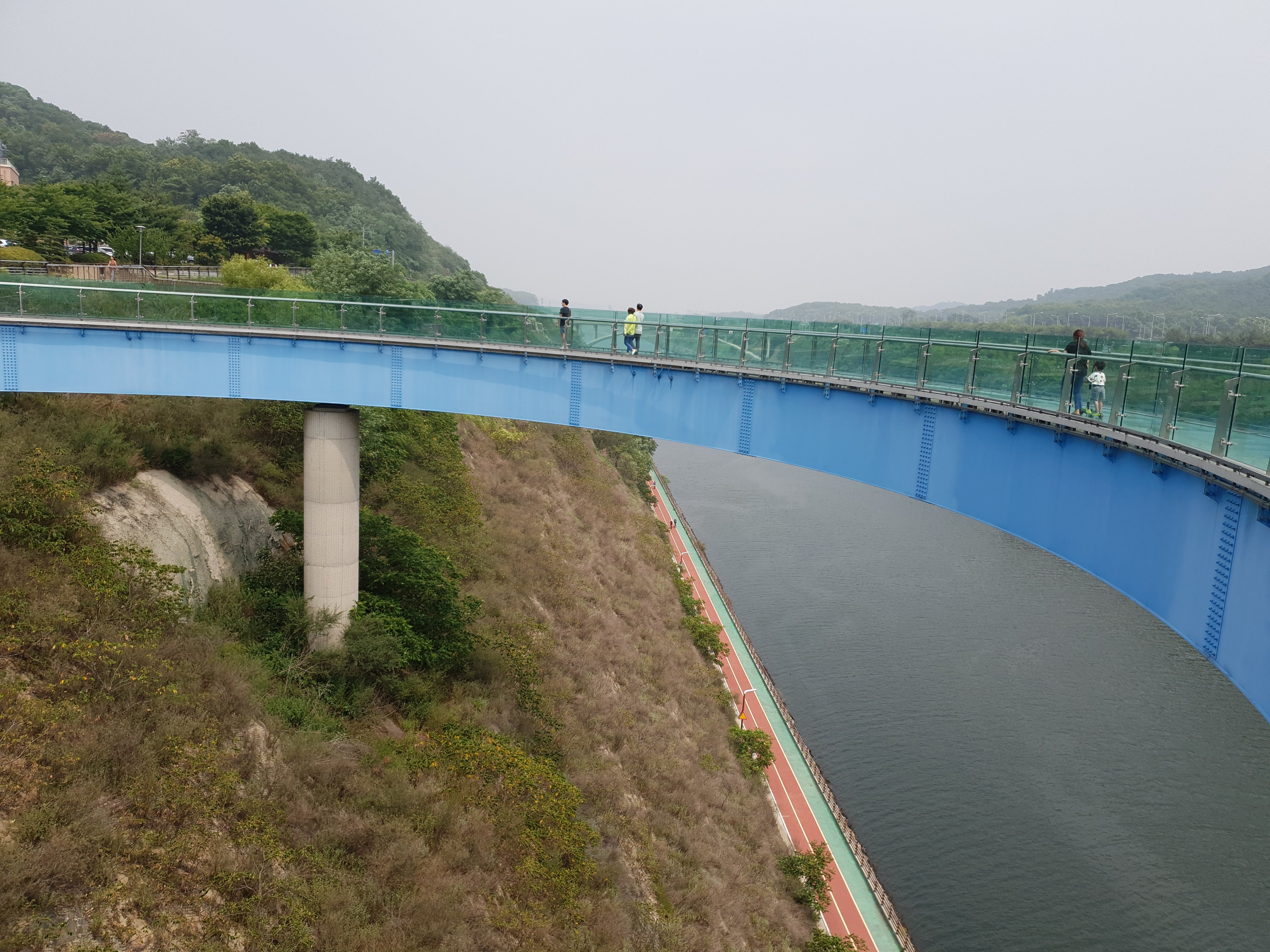 새벽 안개 속 수로 녹지, 고요하고 탁 트여 있다. — AraMaru Skywalk (아라마루 전망대) · Gyeyang-gu, Incheon, South Korea