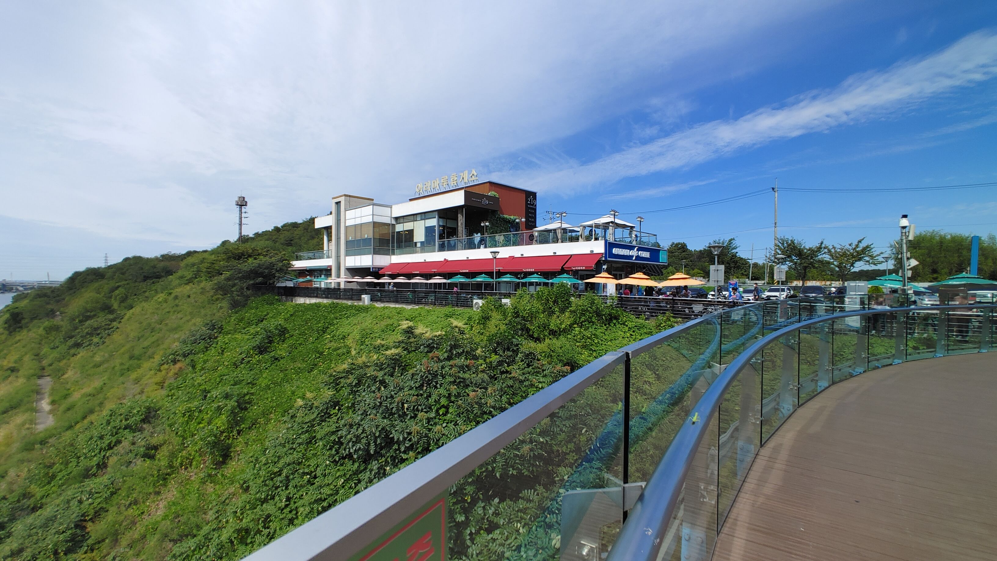 유리 바닥 발밑 시야, 물이 발밑을 흐른다. — AraMaru Skywalk (아라마루 전망대) · Gyeyang-gu, Incheon, South Korea